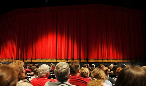 Сергей Грачев пожелал театральному сообществу полных залов, аплодисментов и творческих удач